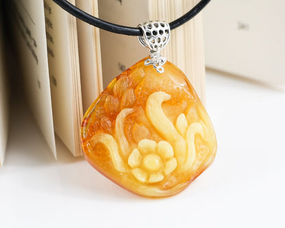 Amber Pendant of Lilly