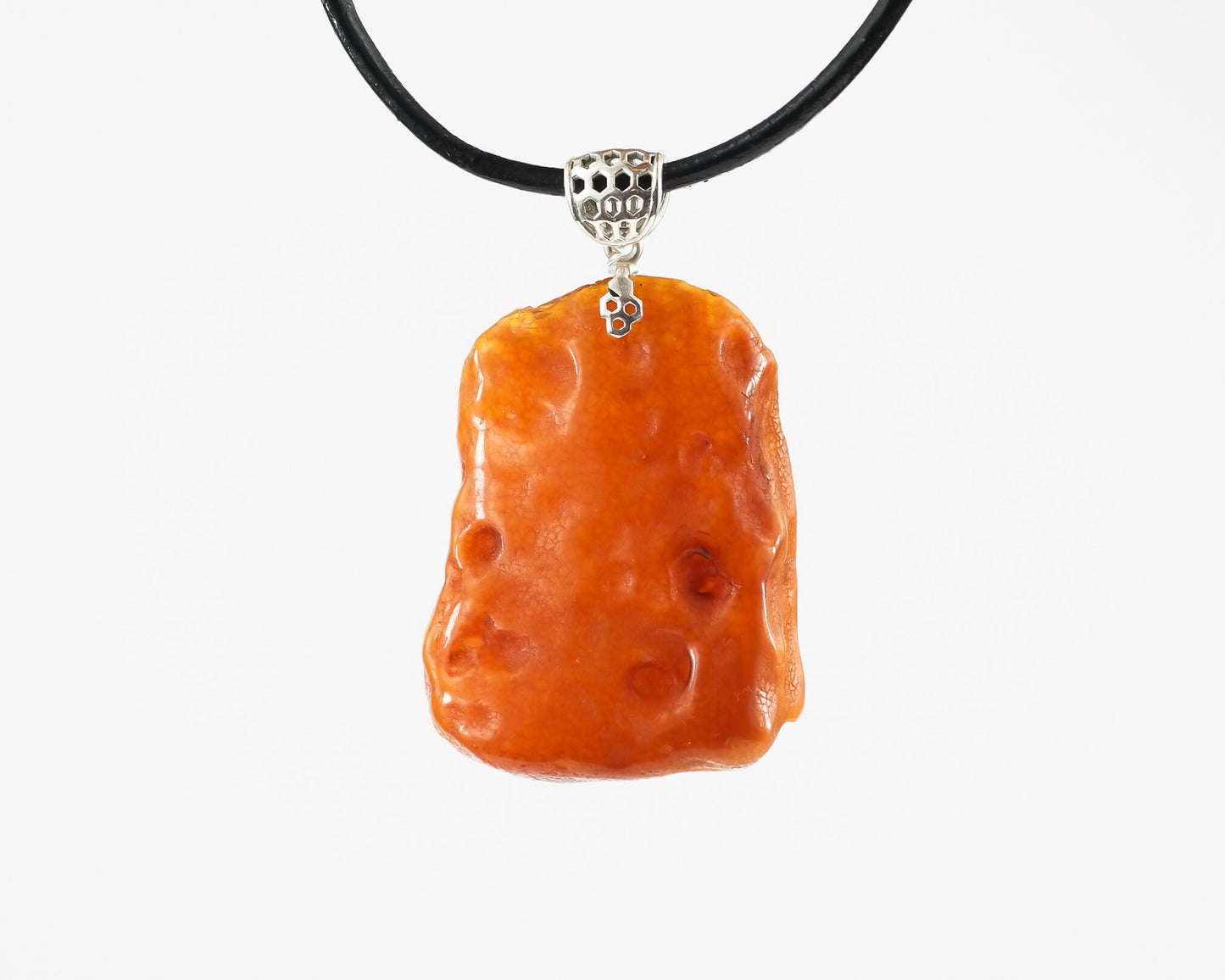 Gėlėtas Baltijos gintaro amuletas