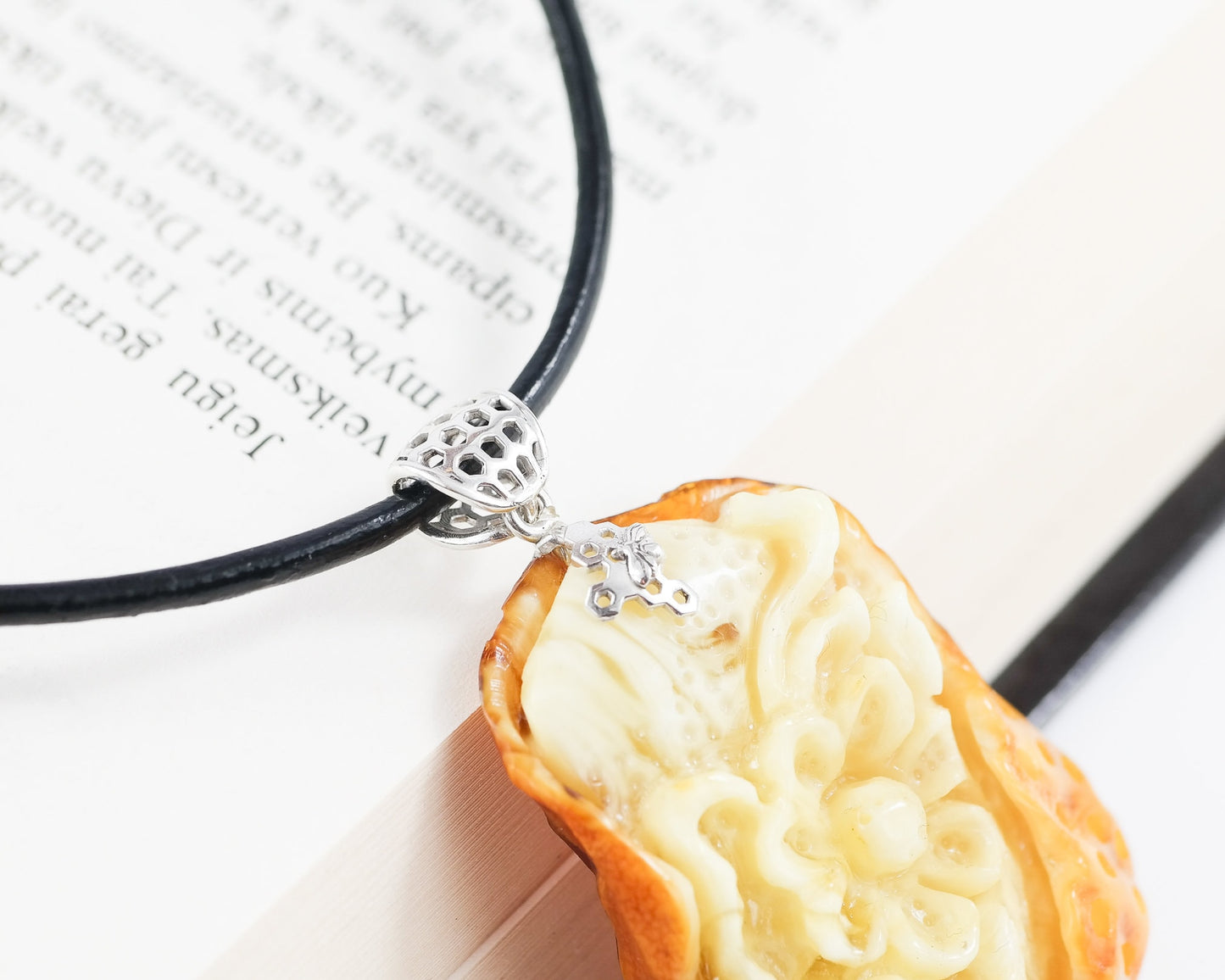 Gėlėtas Baltijos gintaro amuletas